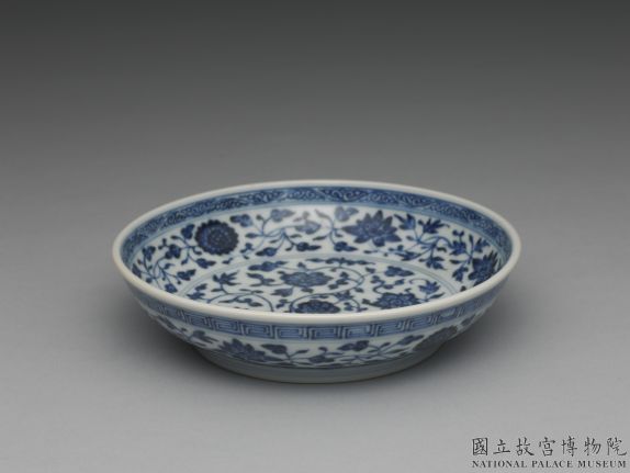 Dish with Indian lotus scrolls in underglaze blue, Qing dynasty, Qianlong reign (1736-1795)